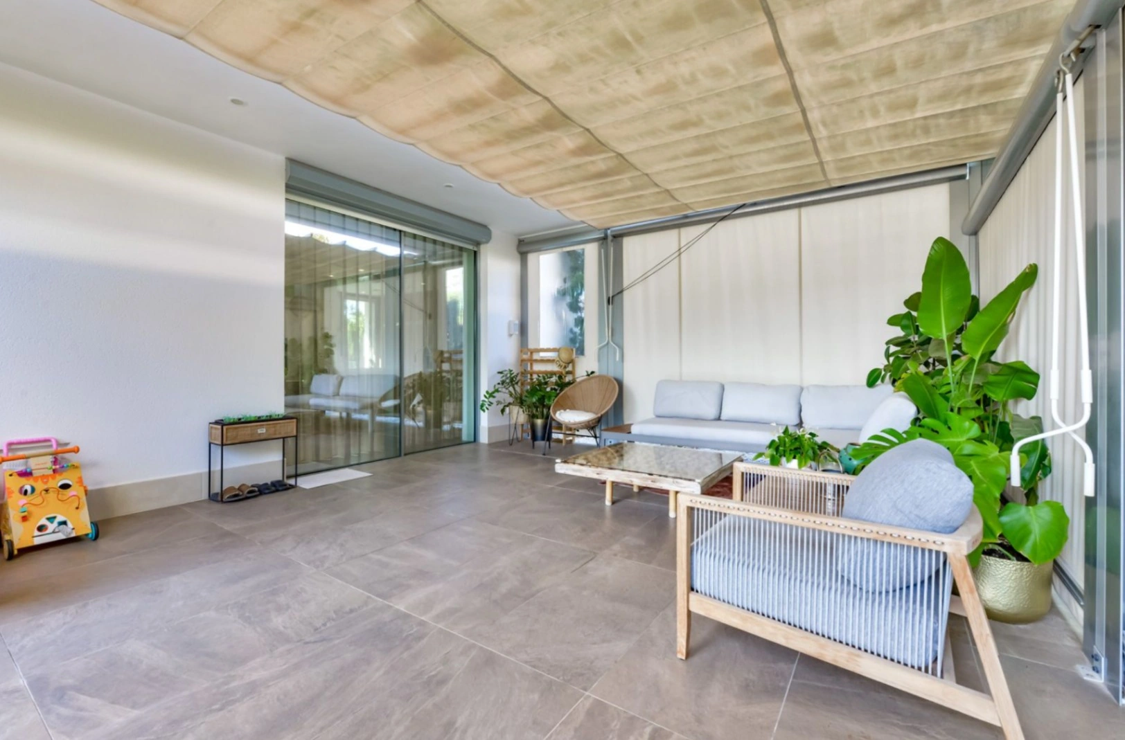 Moderne Luxusvilla in Sierra Cortina mit Meerblick, Pool und großem Grundstück.