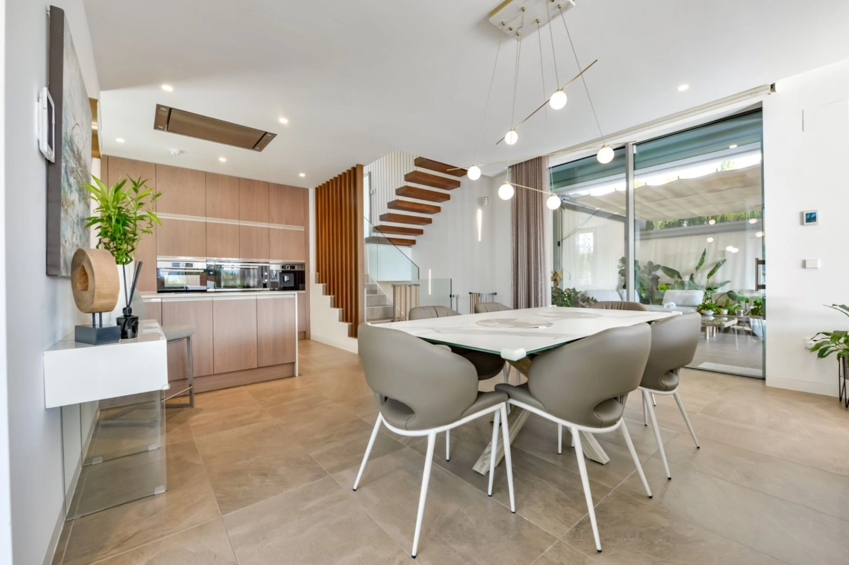 Moderne Luxusvilla in Sierra Cortina mit Meerblick, Pool und großem Grundstück.