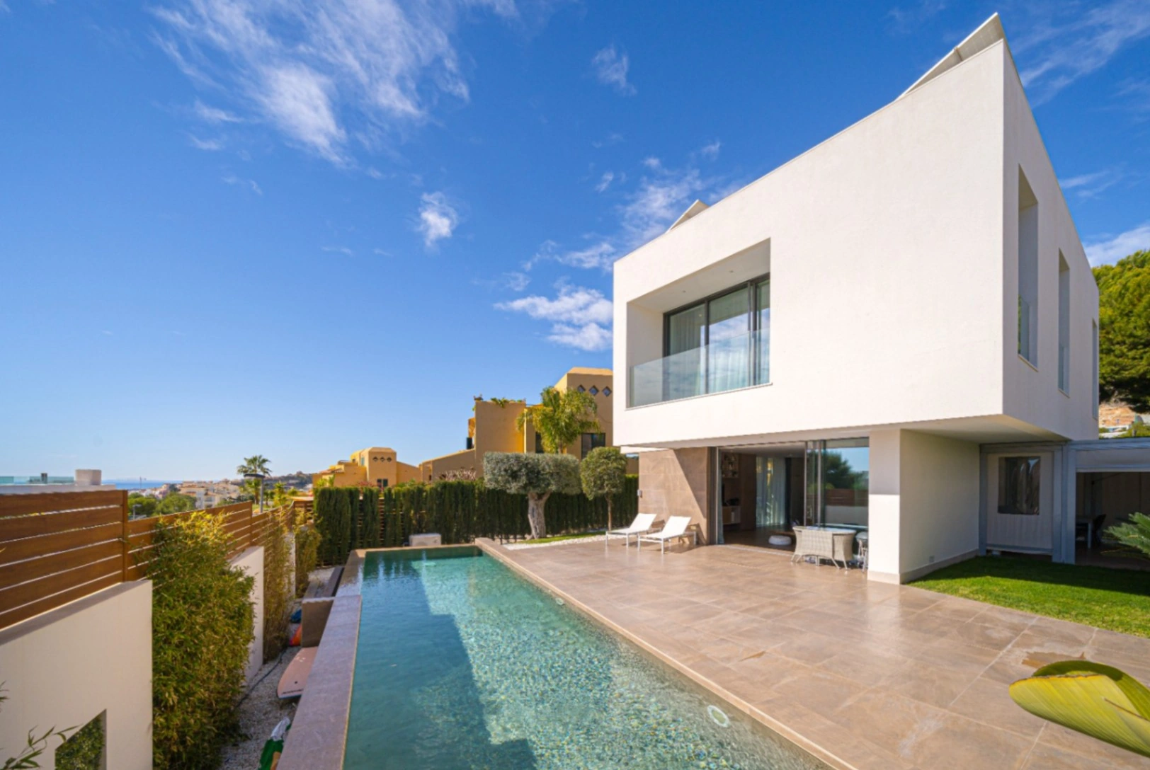 Moderne Luxusvilla in Sierra Cortina mit Meerblick, Pool und großem Grundstück.