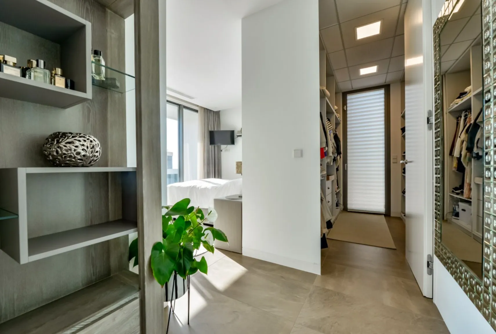 Moderne Luxusvilla in Sierra Cortina mit Meerblick, Pool und großem Grundstück.