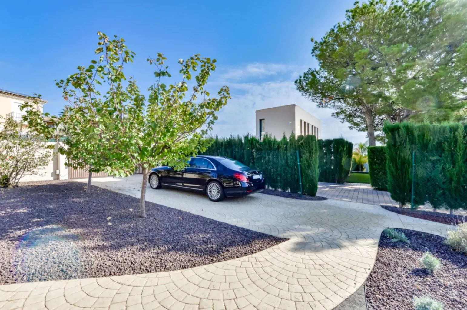 Moderne Luxusvilla in Sierra Cortina mit Meerblick, Pool und großem Grundstück.
