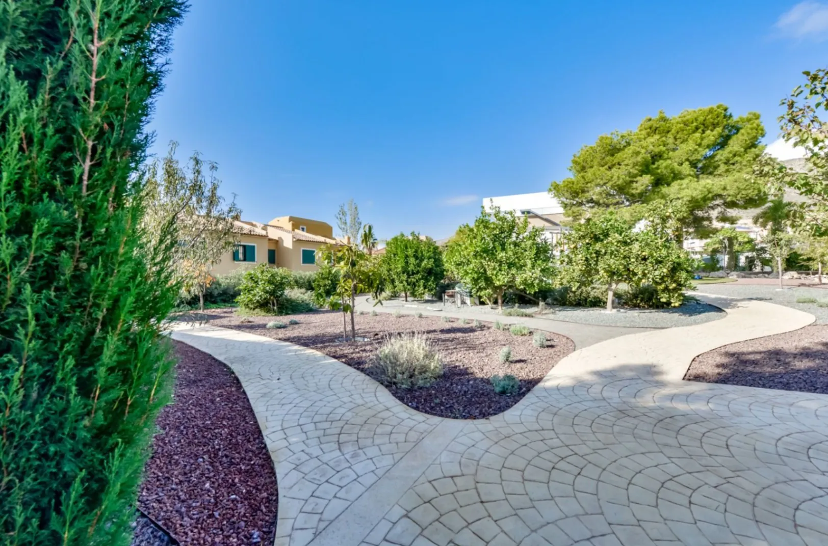 Moderne Luxusvilla in Sierra Cortina mit Meerblick, Pool und großem Grundstück.