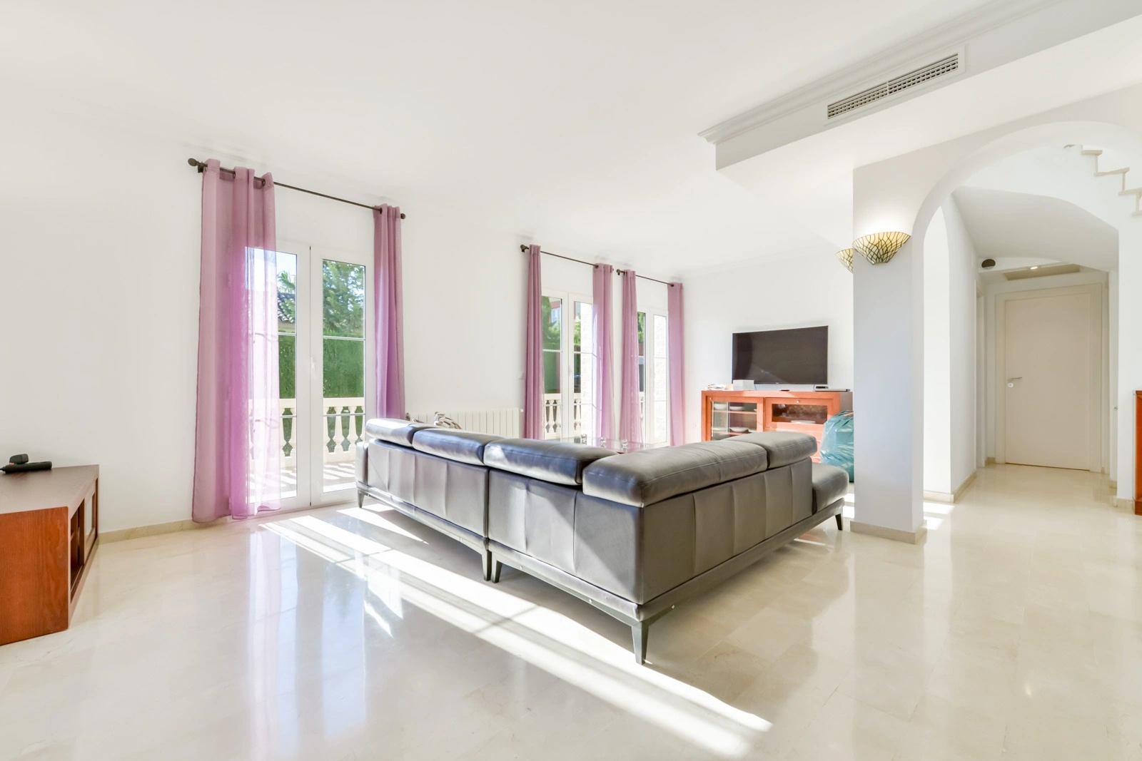 Villa à Sierra Cortina avec vue sur la mer et Benidorm, avec piscine privée.