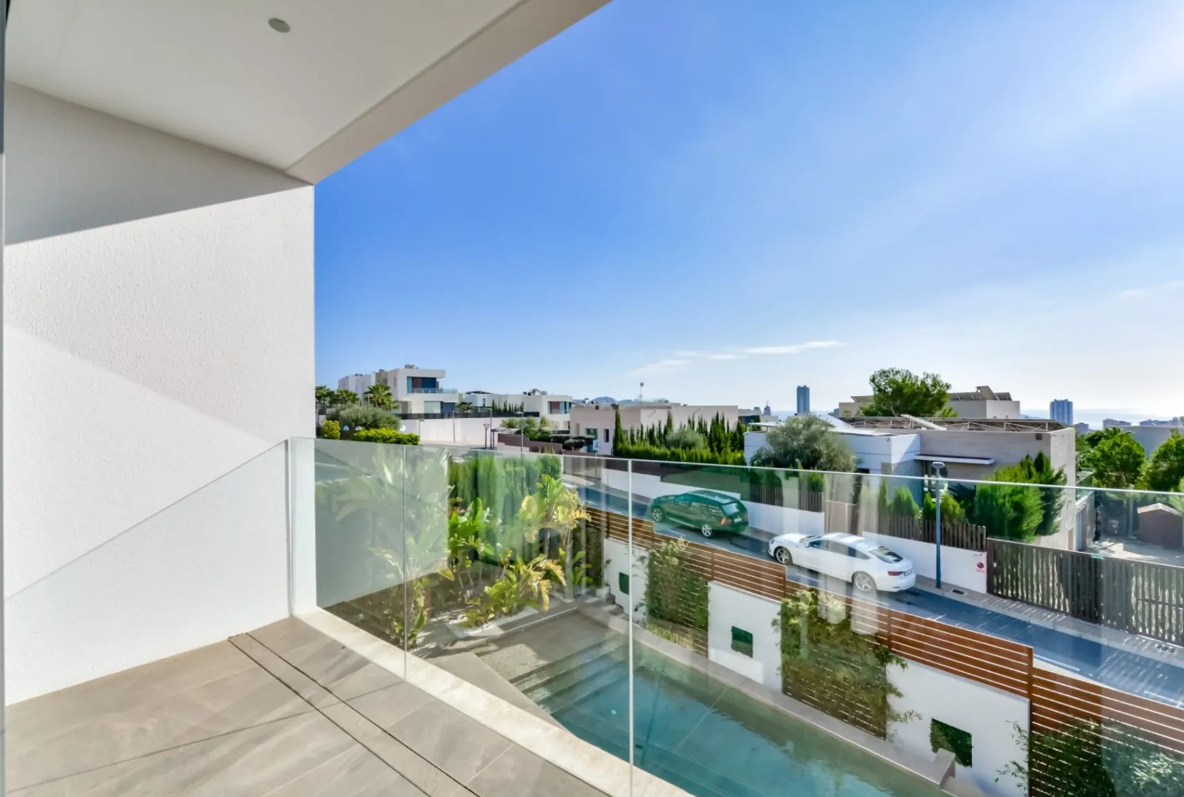 Moderne Luxusvilla in Sierra Cortina mit Meerblick, Pool und großem Grundstück.