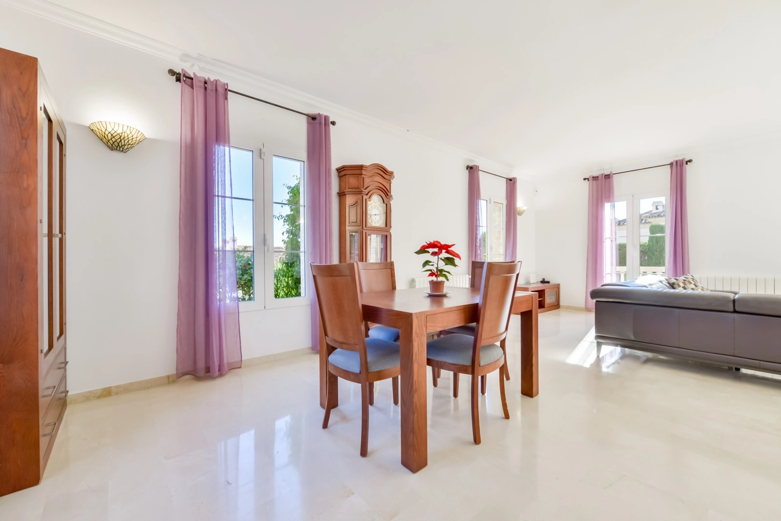 Villa à Sierra Cortina avec vue sur la mer et Benidorm, avec piscine privée.