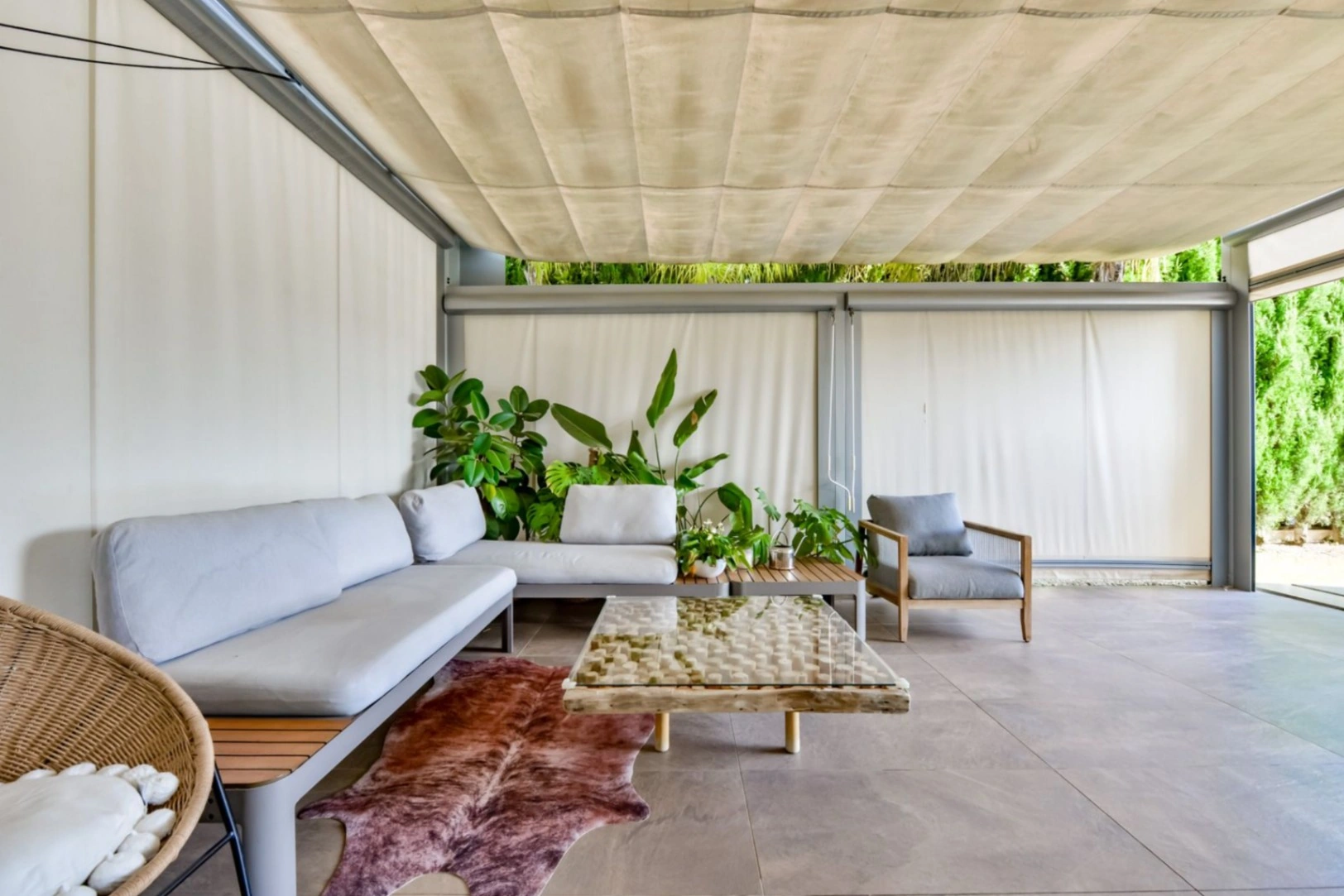 Moderne Luxusvilla in Sierra Cortina mit Meerblick, Pool und großem Grundstück.