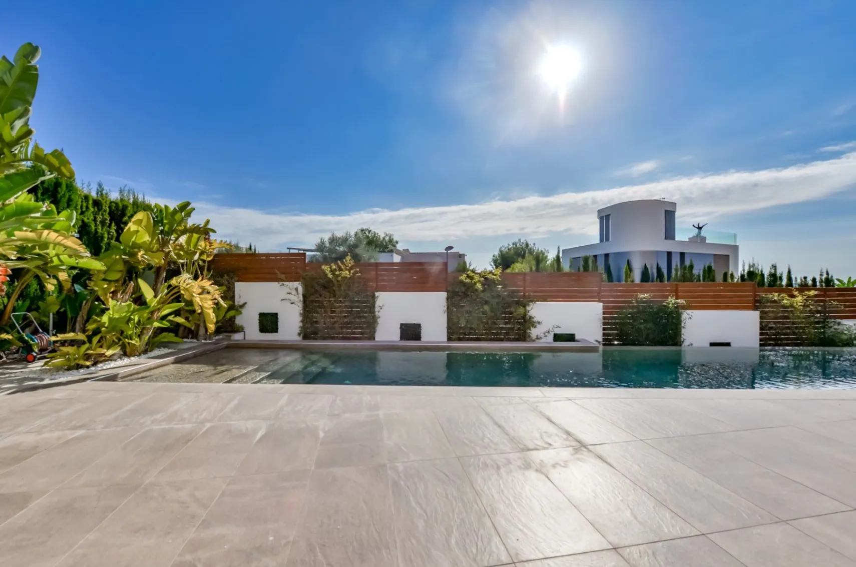 Moderne Luxusvilla in Sierra Cortina mit Meerblick, Pool und großem Grundstück.