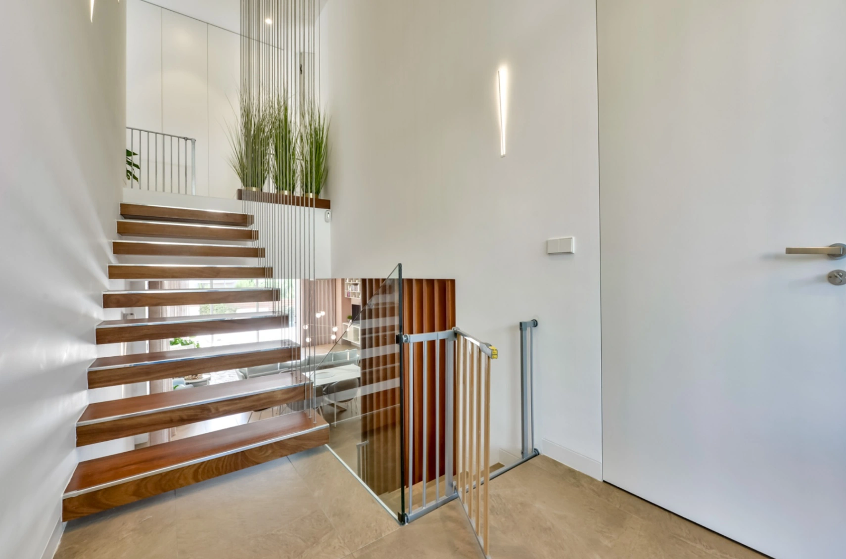 Moderne Luxusvilla in Sierra Cortina mit Meerblick, Pool und großem Grundstück.