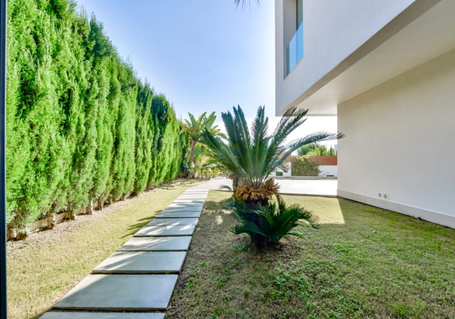Moderne Luxusvilla in Sierra Cortina mit Meerblick, Pool und großem Grundstück.