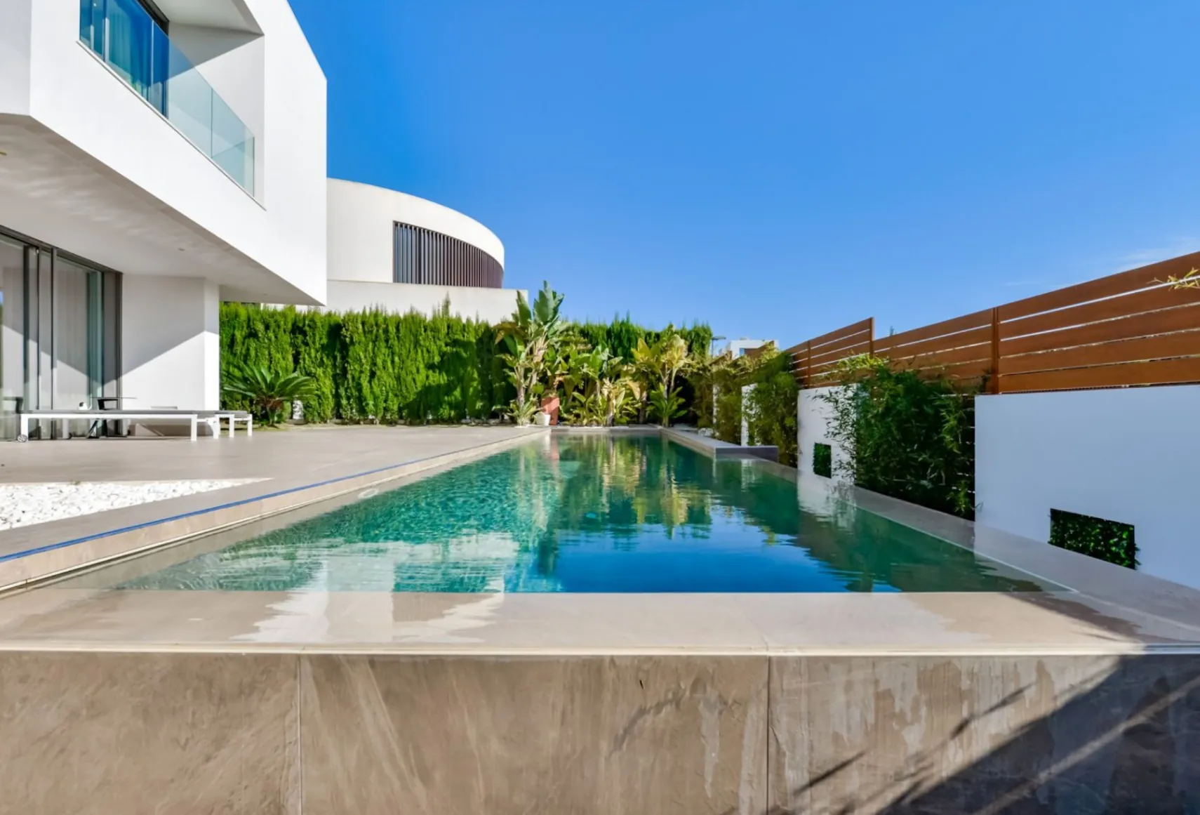 Moderne Luxusvilla in Sierra Cortina mit Meerblick, Pool und großem Grundstück.