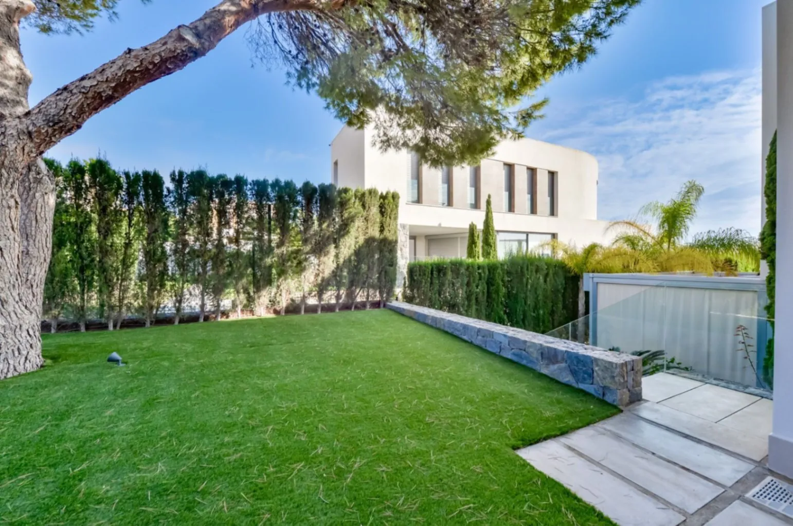 Moderne Luxusvilla in Sierra Cortina mit Meerblick, Pool und großem Grundstück.