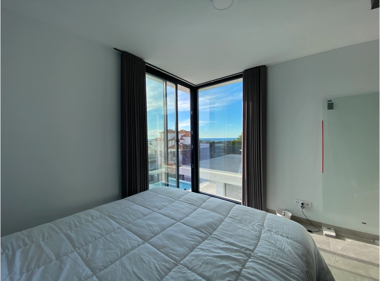 Luxe villa in Sierra Cortina met uitzicht op zee