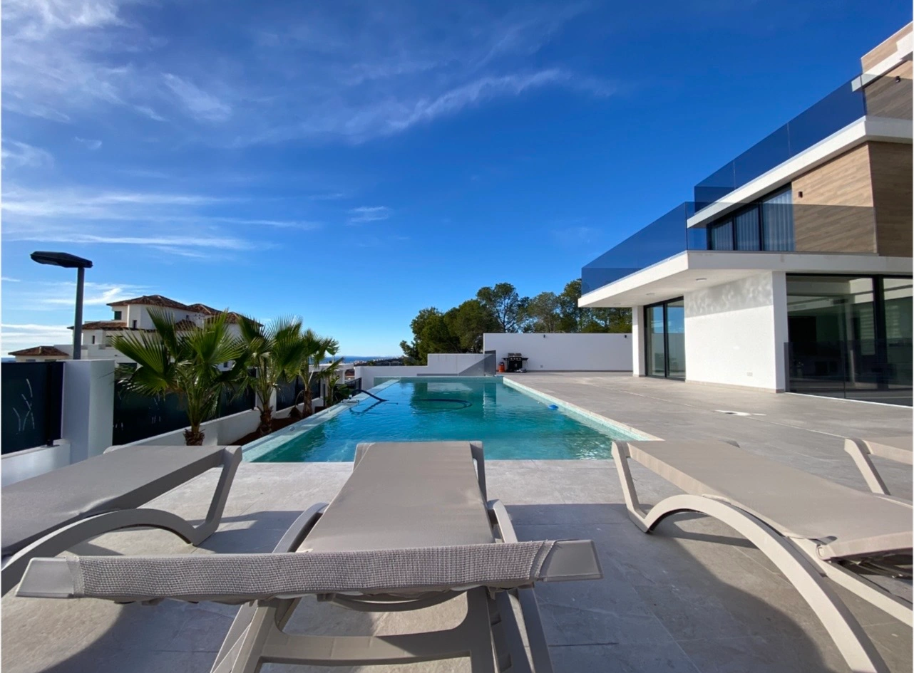 Luxe villa in Sierra Cortina met uitzicht op zee