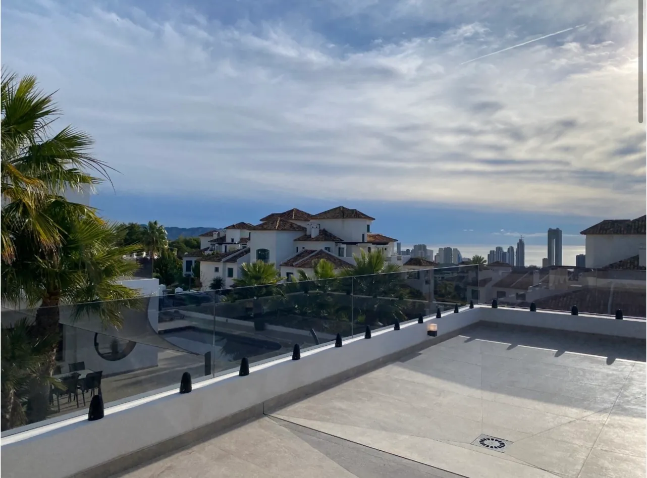 Luxe villa in Sierra Cortina met uitzicht op zee