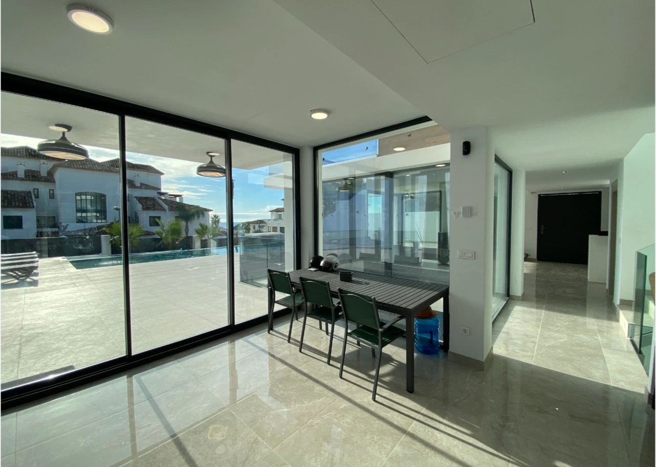Luxe villa in Sierra Cortina met uitzicht op zee