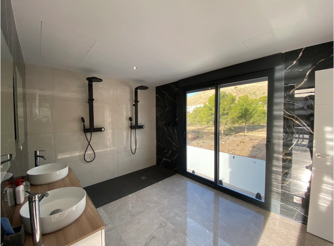 Luxe villa in Sierra Cortina met uitzicht op zee