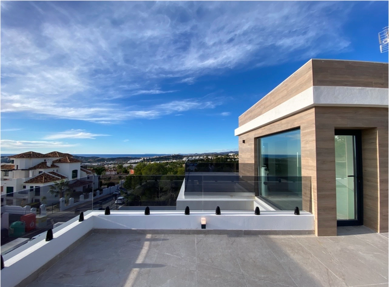 Luxe villa in Sierra Cortina met uitzicht op zee