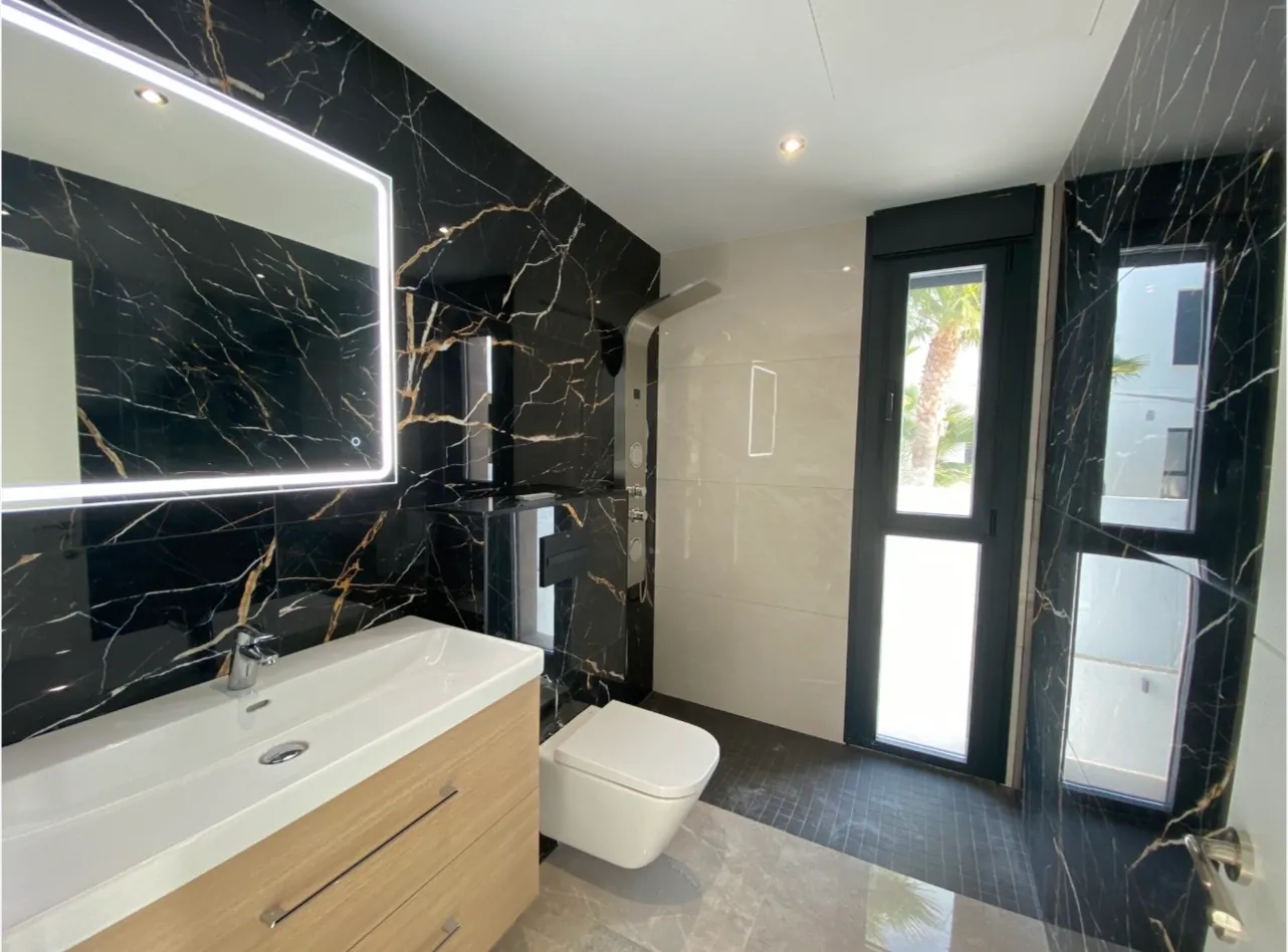 Luxe villa in Sierra Cortina met uitzicht op zee
