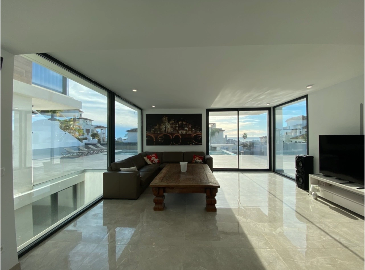 Luxe villa in Sierra Cortina met uitzicht op zee