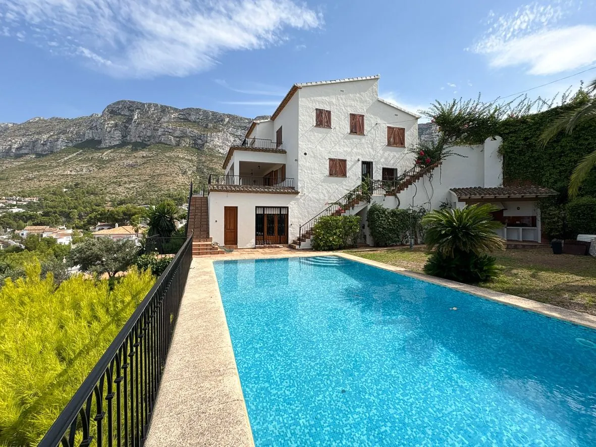 Indrukwekkende villa met uitzicht op zee in Denia