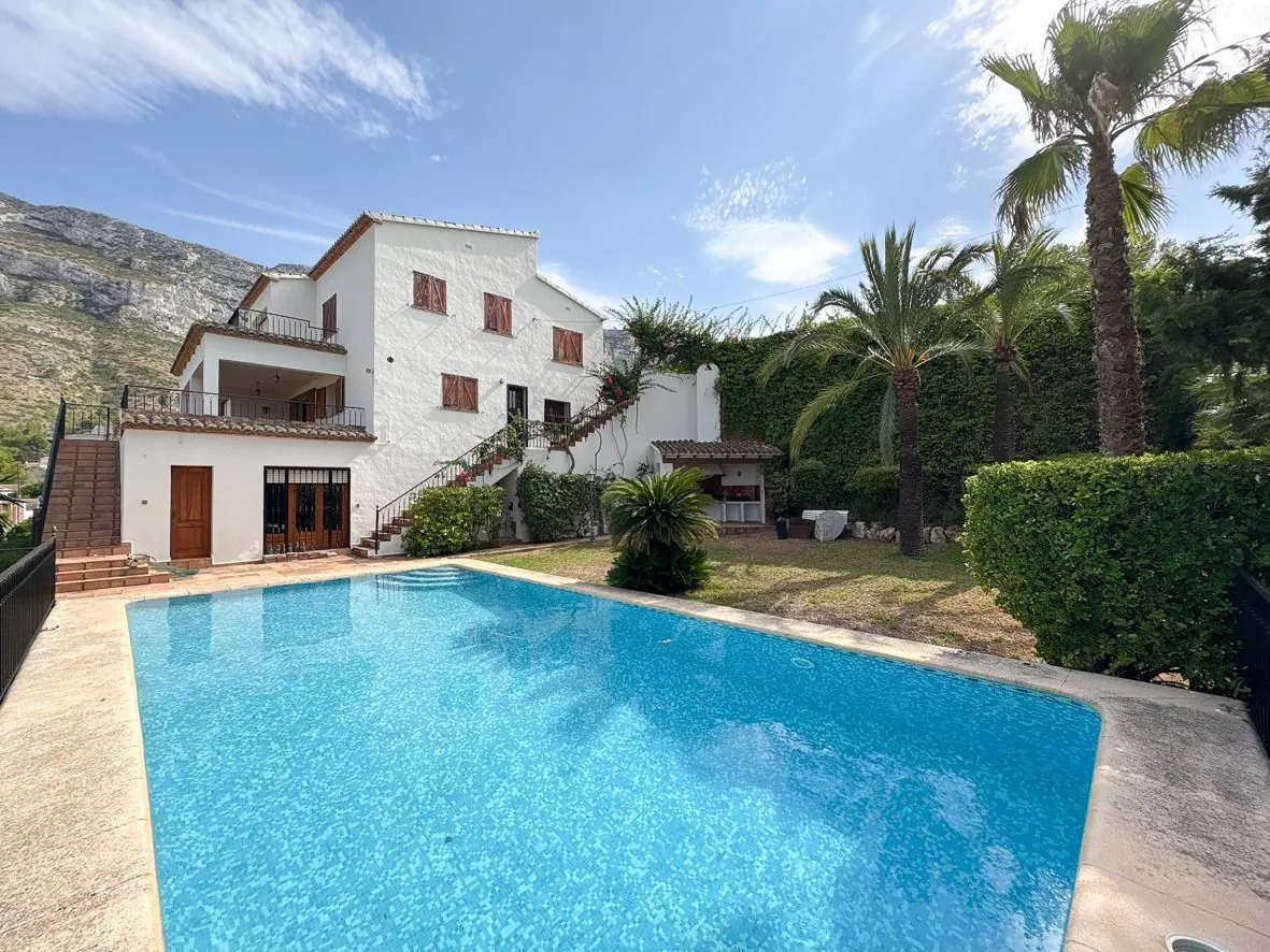 Indrukwekkende villa met uitzicht op zee in Denia