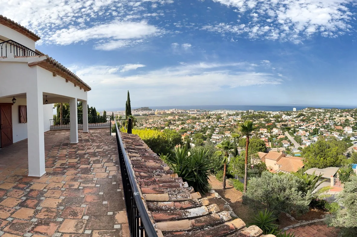 Indrukwekkende villa met uitzicht op zee in Denia