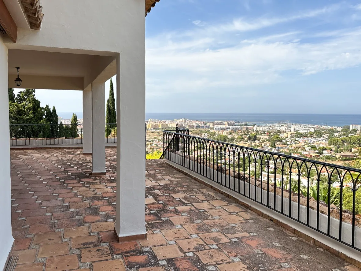 Indrukwekkende villa met uitzicht op zee in Denia
