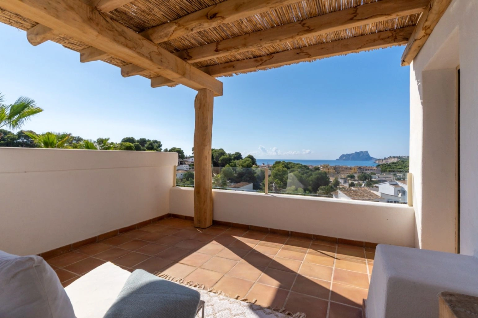 Villa de estilo ibicenco con vistas al mar en Moraira