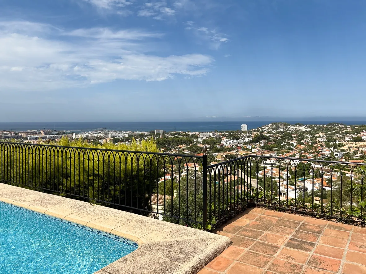 Indrukwekkende villa met uitzicht op zee in Denia