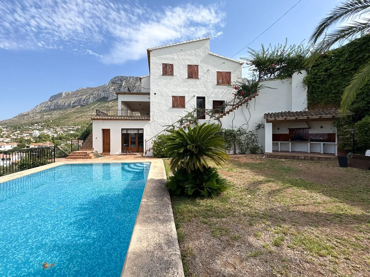 Indrukwekkende villa met uitzicht op zee in Denia