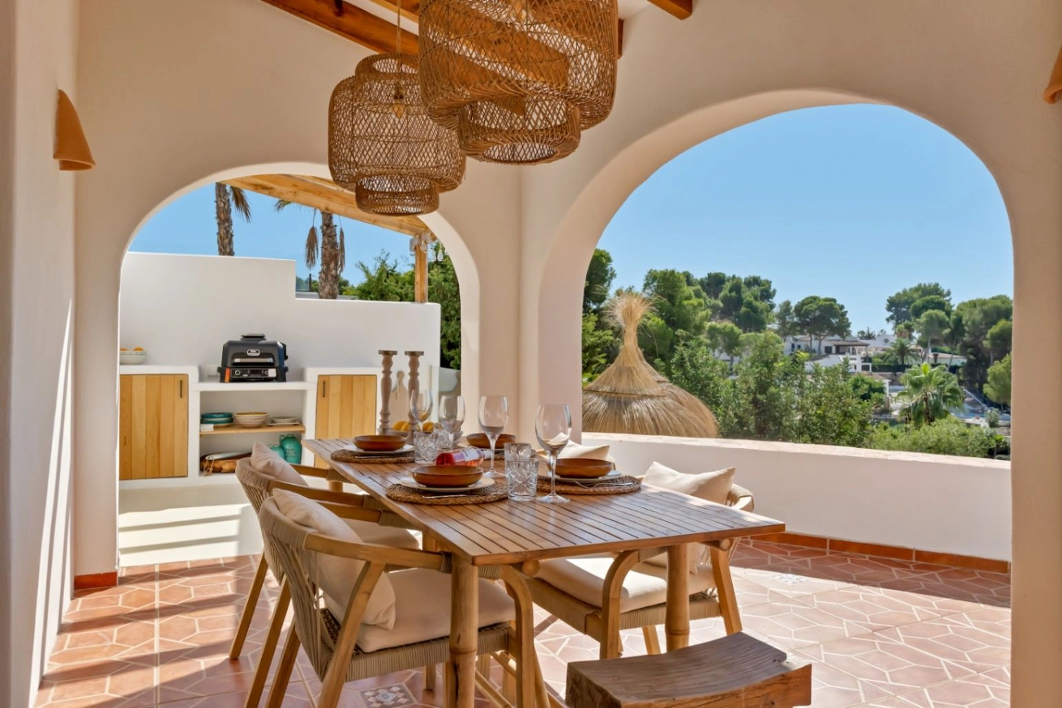 Villa de estilo ibicenco con vistas al mar en Moraira
