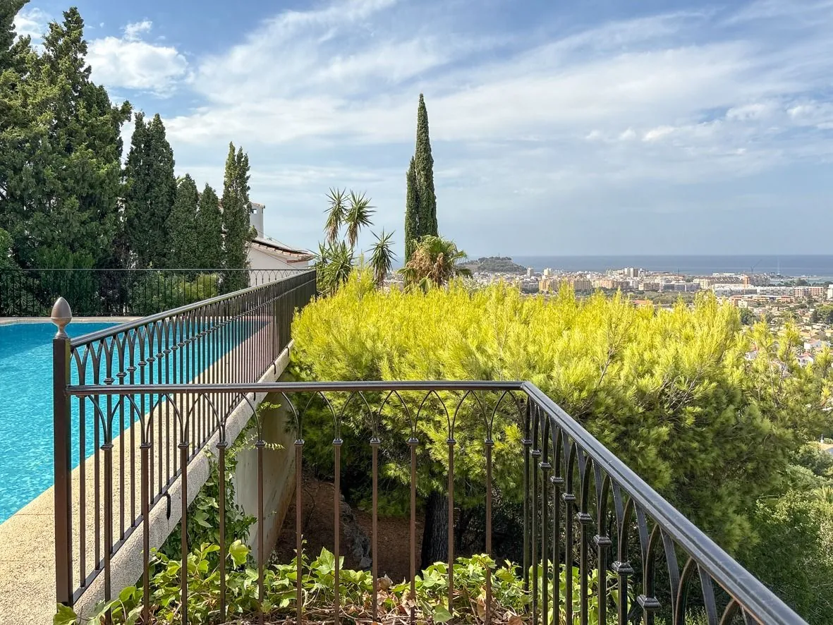 Indrukwekkende villa met uitzicht op zee in Denia