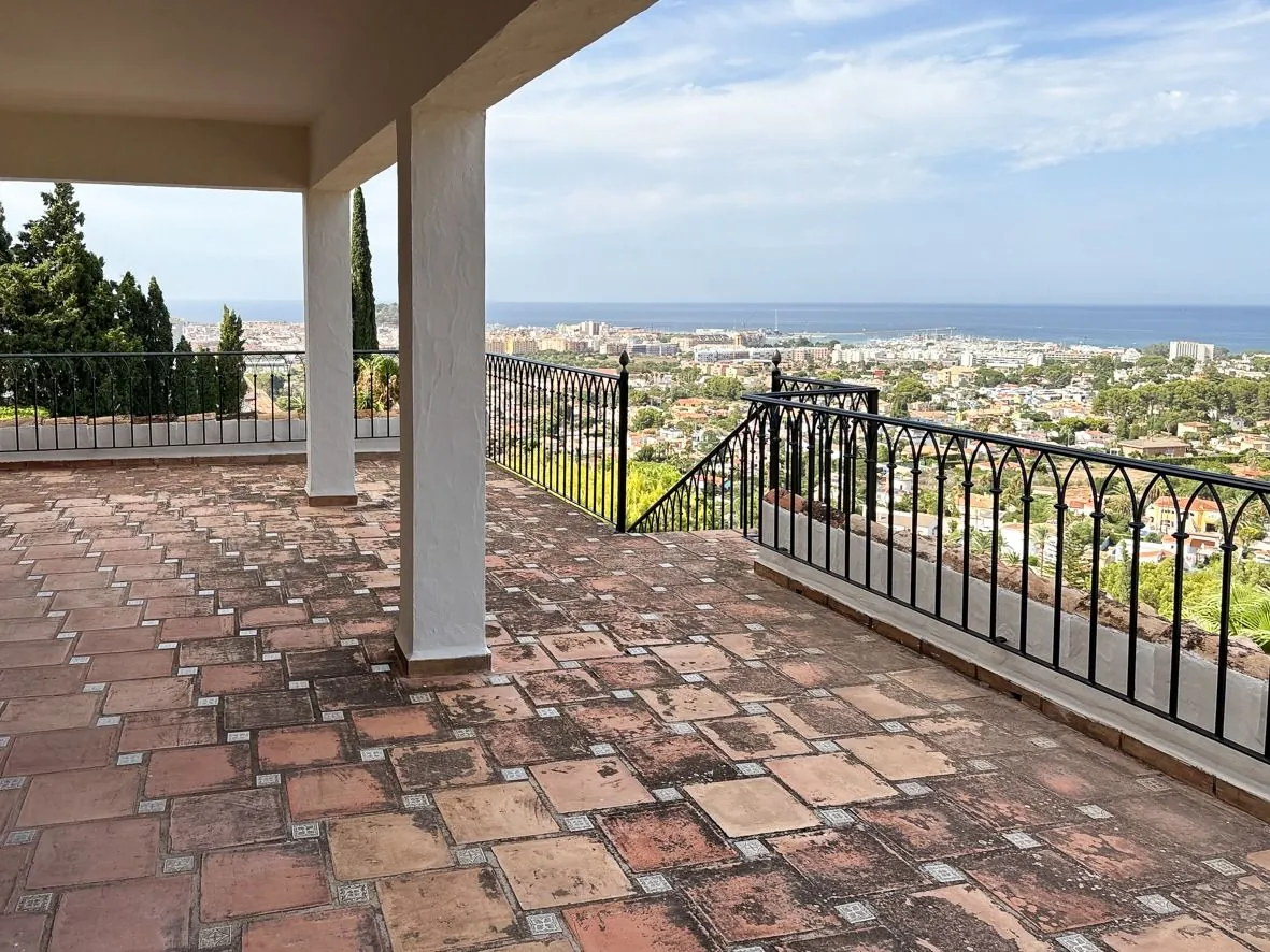 Indrukwekkende villa met uitzicht op zee in Denia