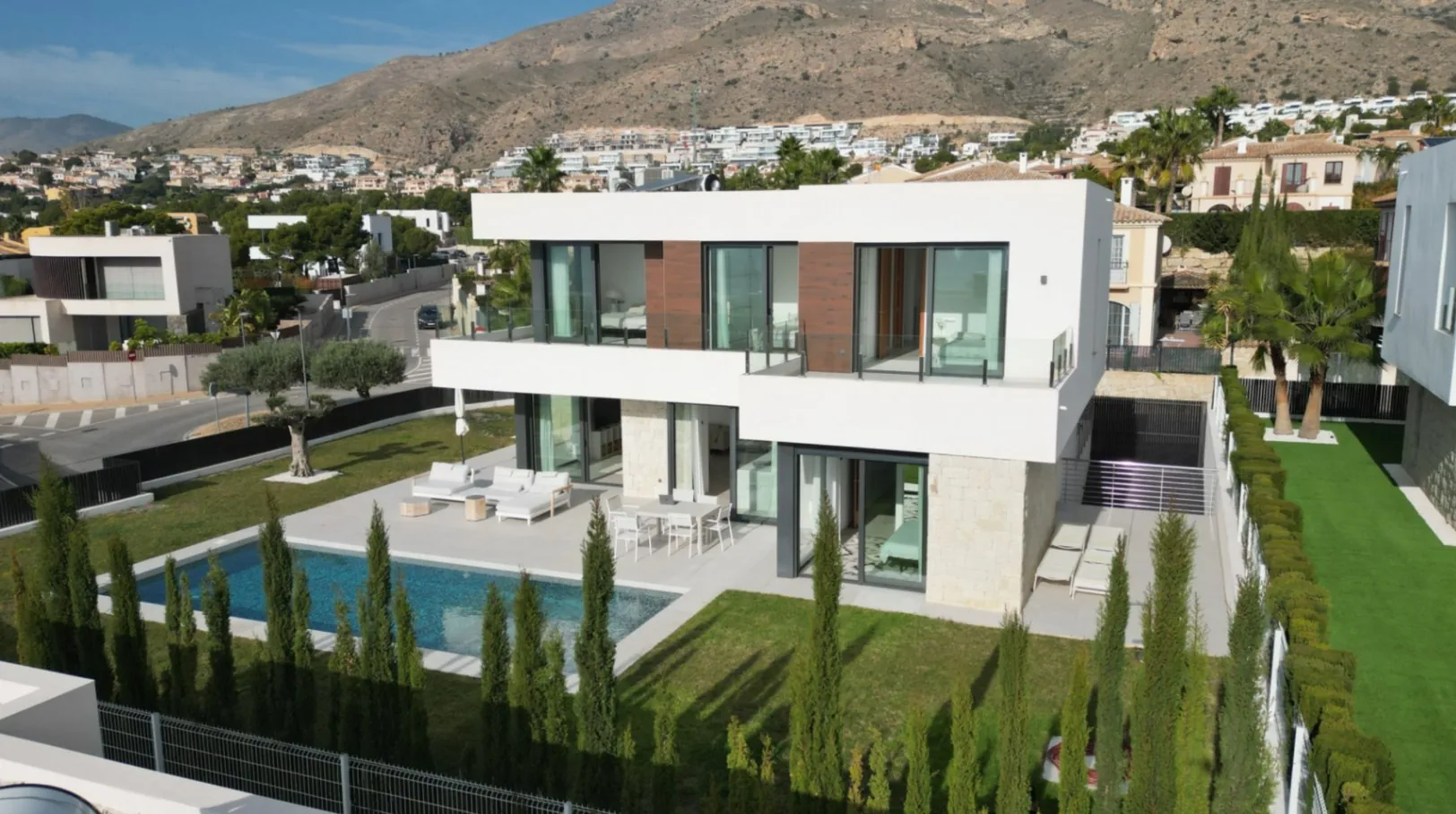 Luxuriöse zeitgenössische Villa mit Meerblick in Sierra Cortina Benidorm