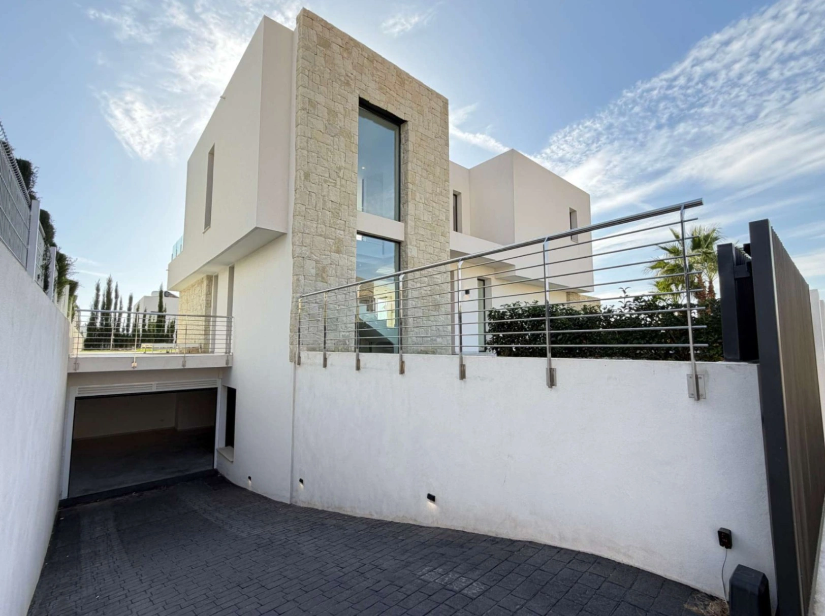 Luxuriöse zeitgenössische Villa mit Meerblick in Sierra Cortina Benidorm