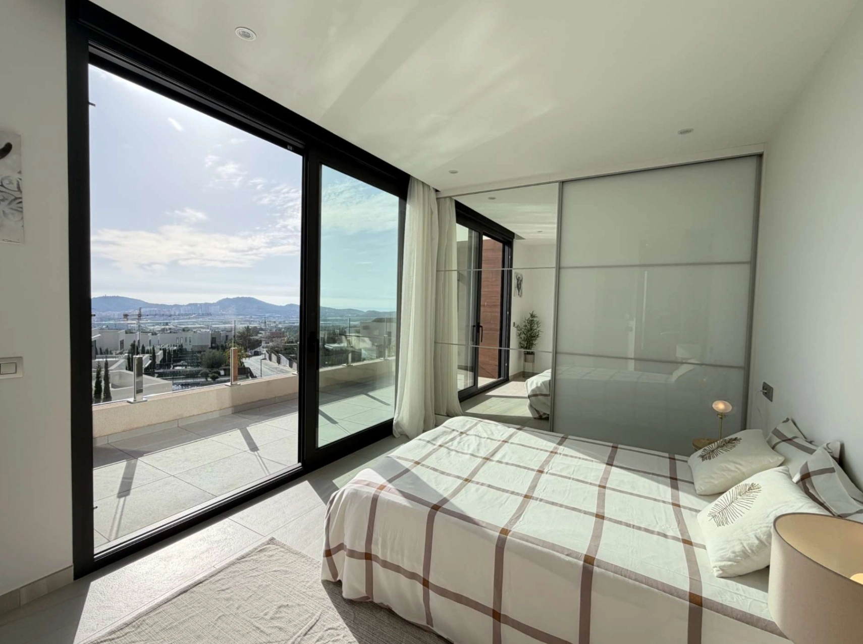 Luxuriöse zeitgenössische Villa mit Meerblick in Sierra Cortina Benidorm