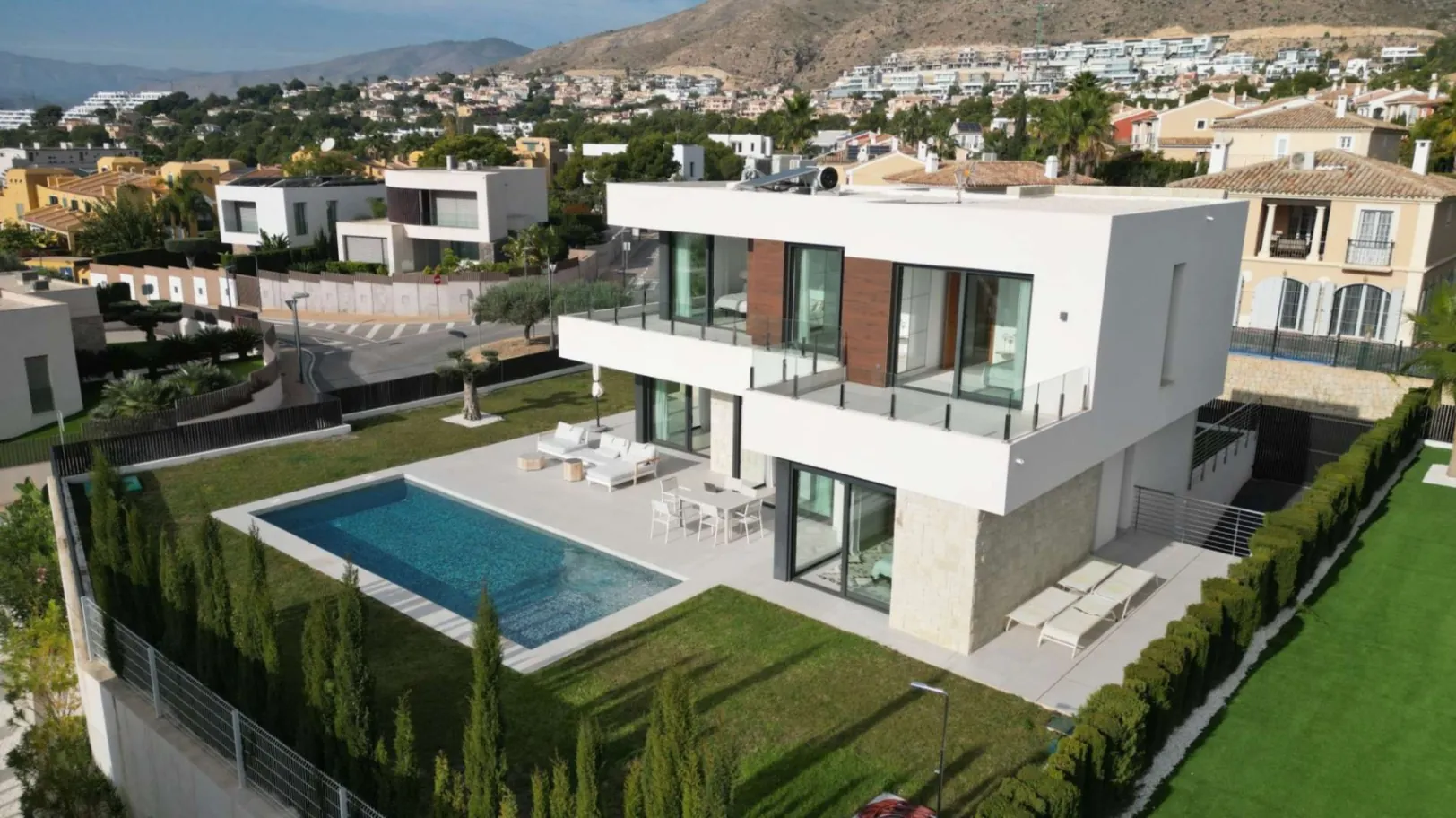 Luxuriöse zeitgenössische Villa mit Meerblick in Sierra Cortina Benidorm
