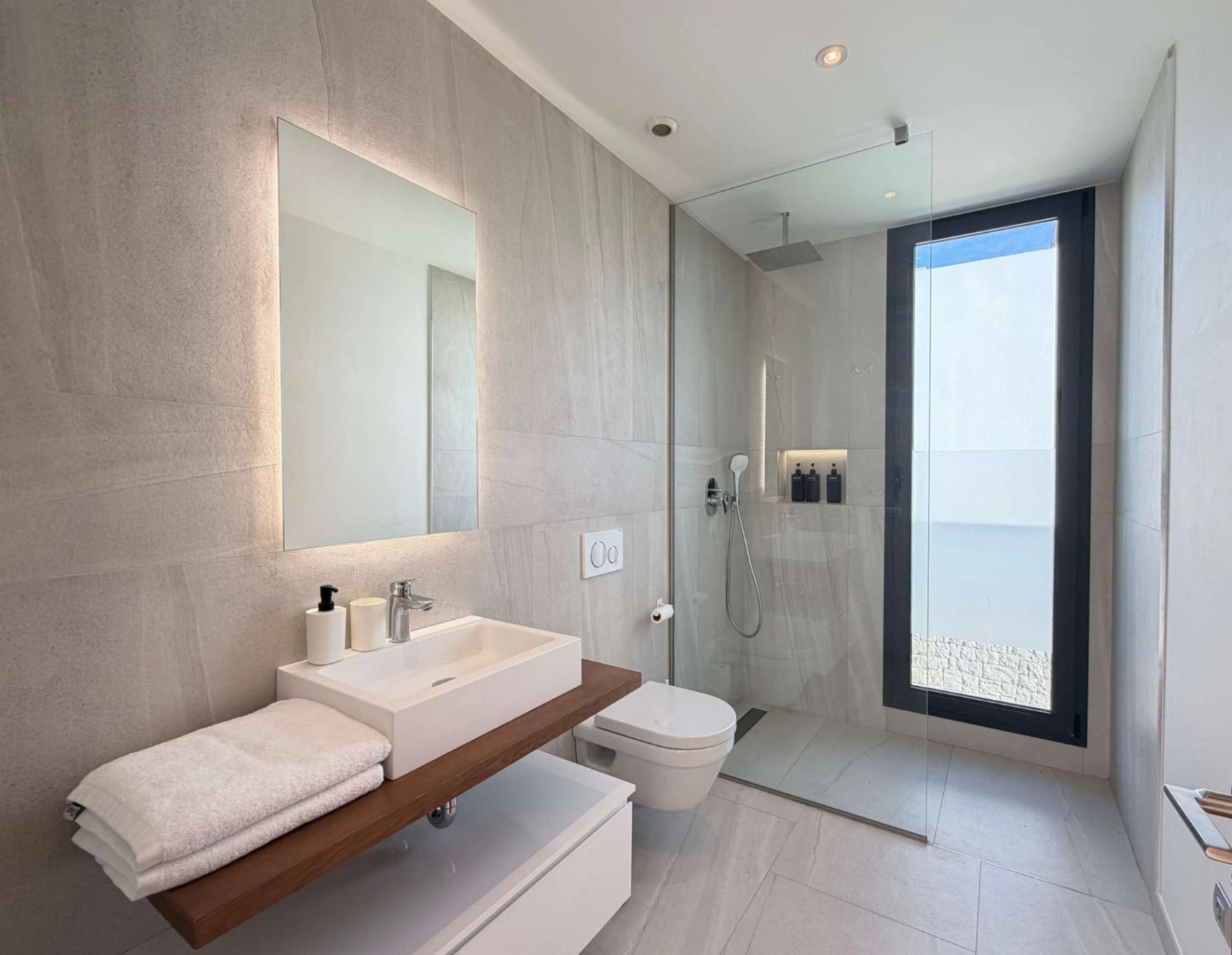Luxuriöse zeitgenössische Villa mit Meerblick in Sierra Cortina Benidorm
