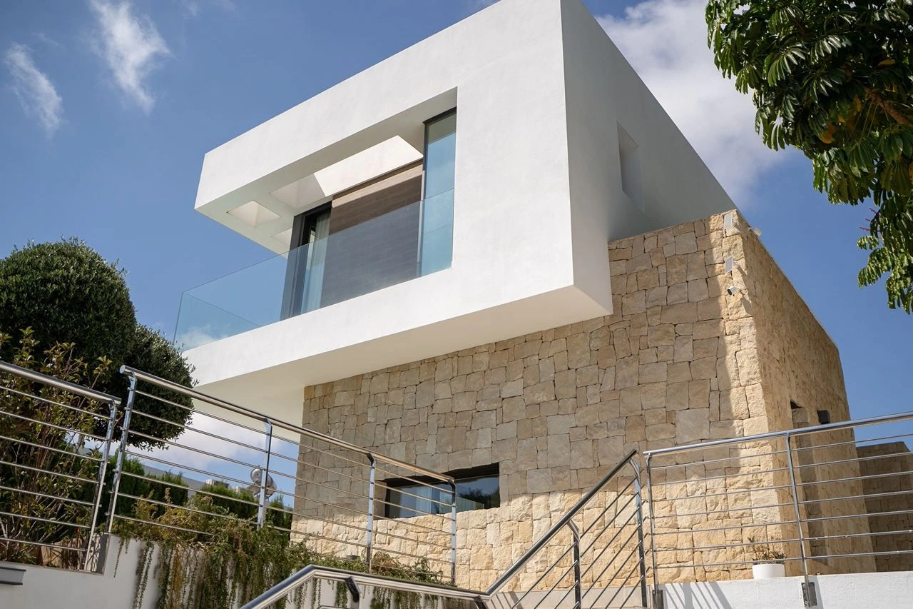 Contemporary villa with private garden and sea views in Sierra Cortina