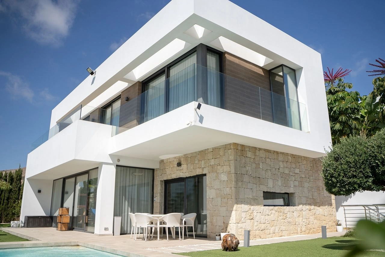 Contemporary villa with private garden and sea views in Sierra Cortina