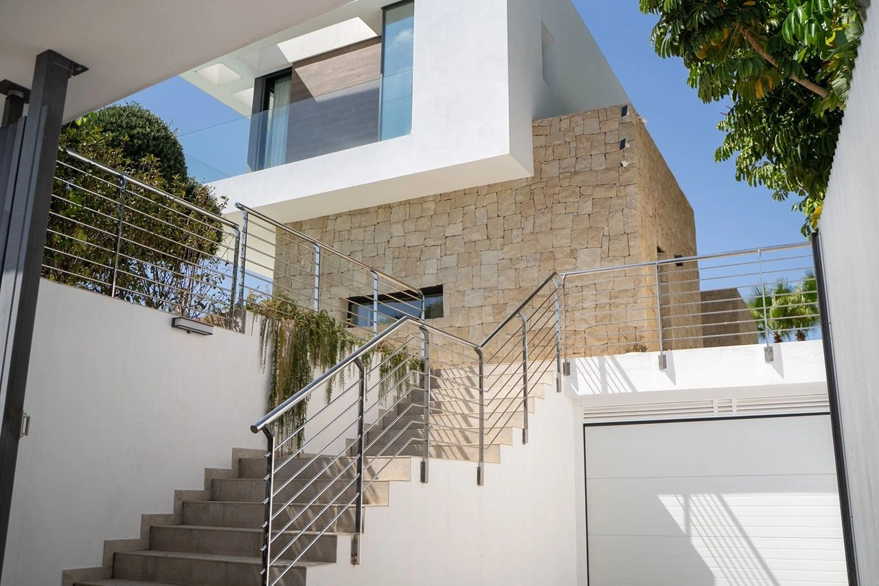 Contemporary villa with private garden and sea views in Sierra Cortina