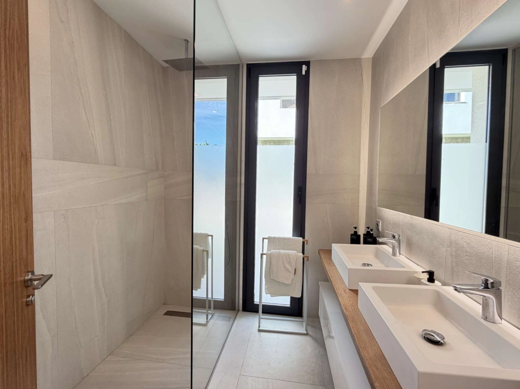 Luxuriöse zeitgenössische Villa mit Meerblick in Sierra Cortina Benidorm