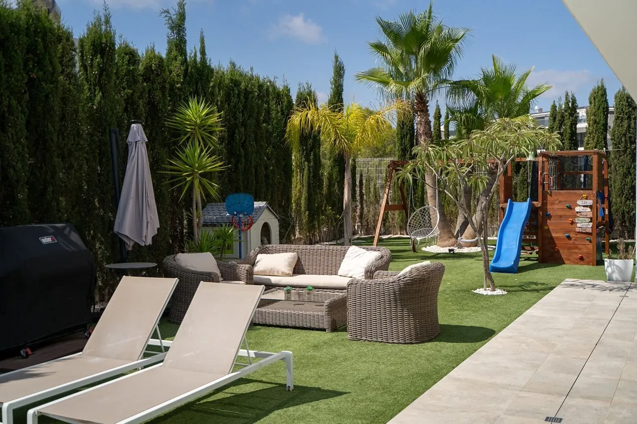 Contemporary villa with private garden and sea views in Sierra Cortina