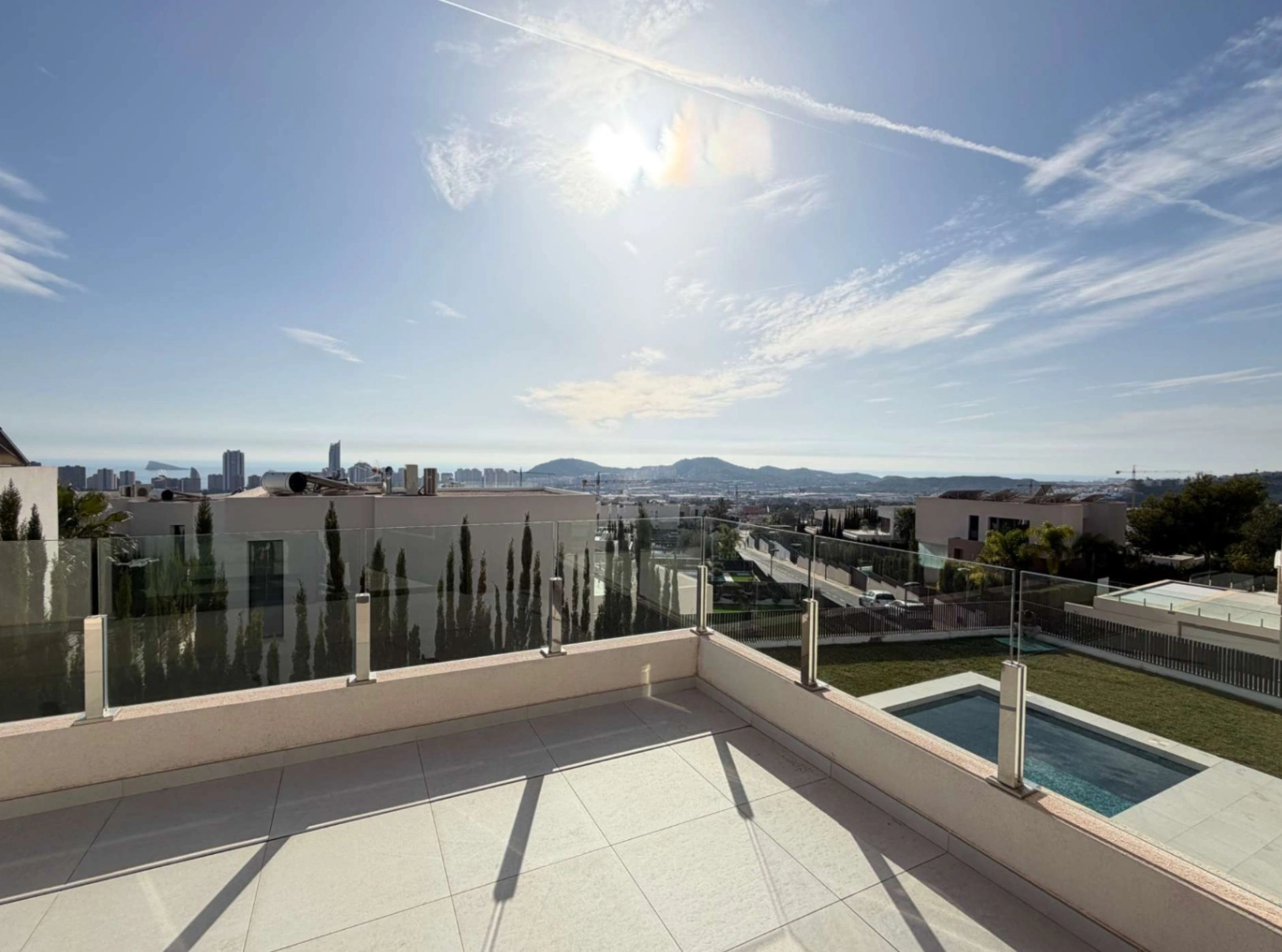 Luxuriöse zeitgenössische Villa mit Meerblick in Sierra Cortina Benidorm