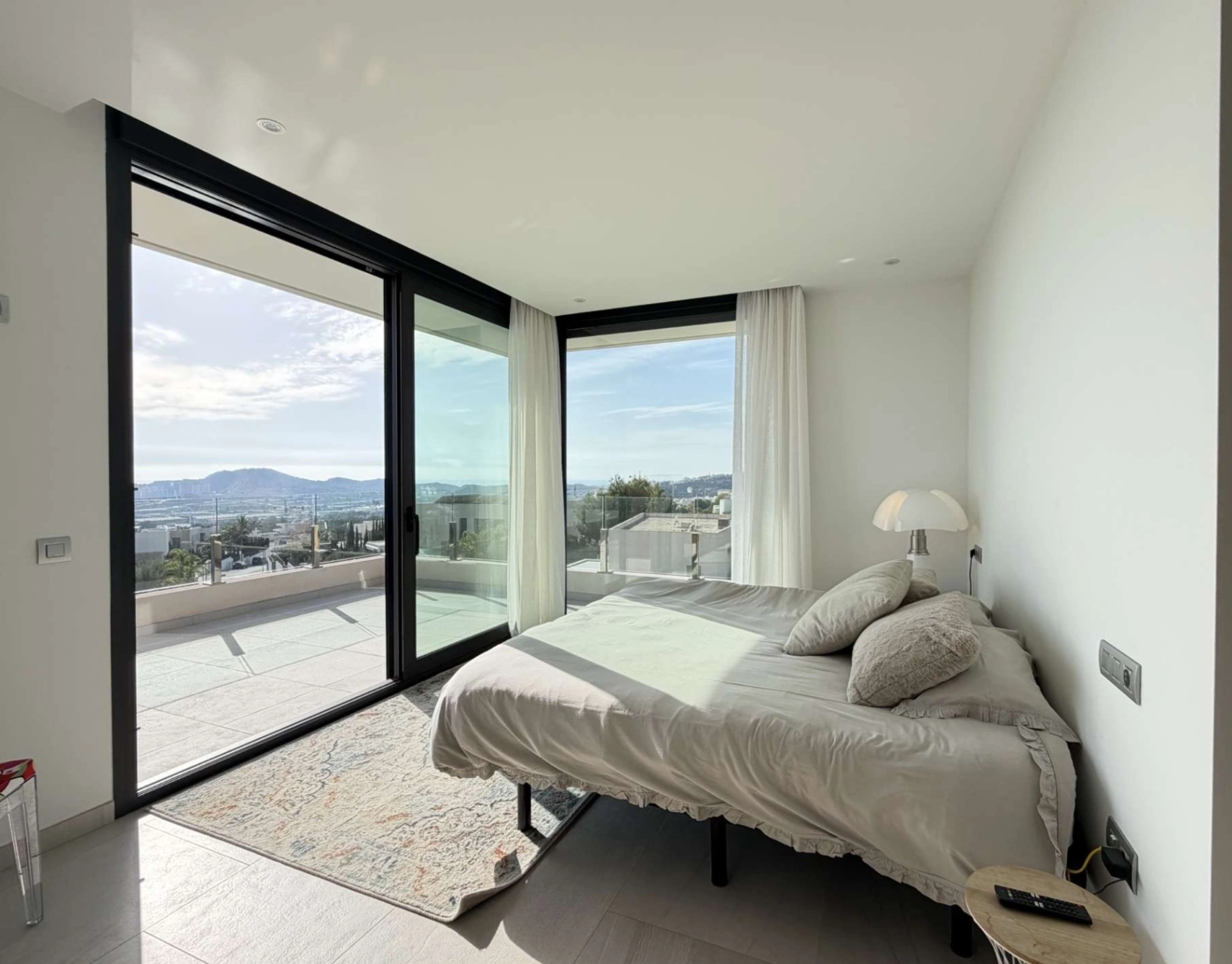 Luxuriöse zeitgenössische Villa mit Meerblick in Sierra Cortina Benidorm