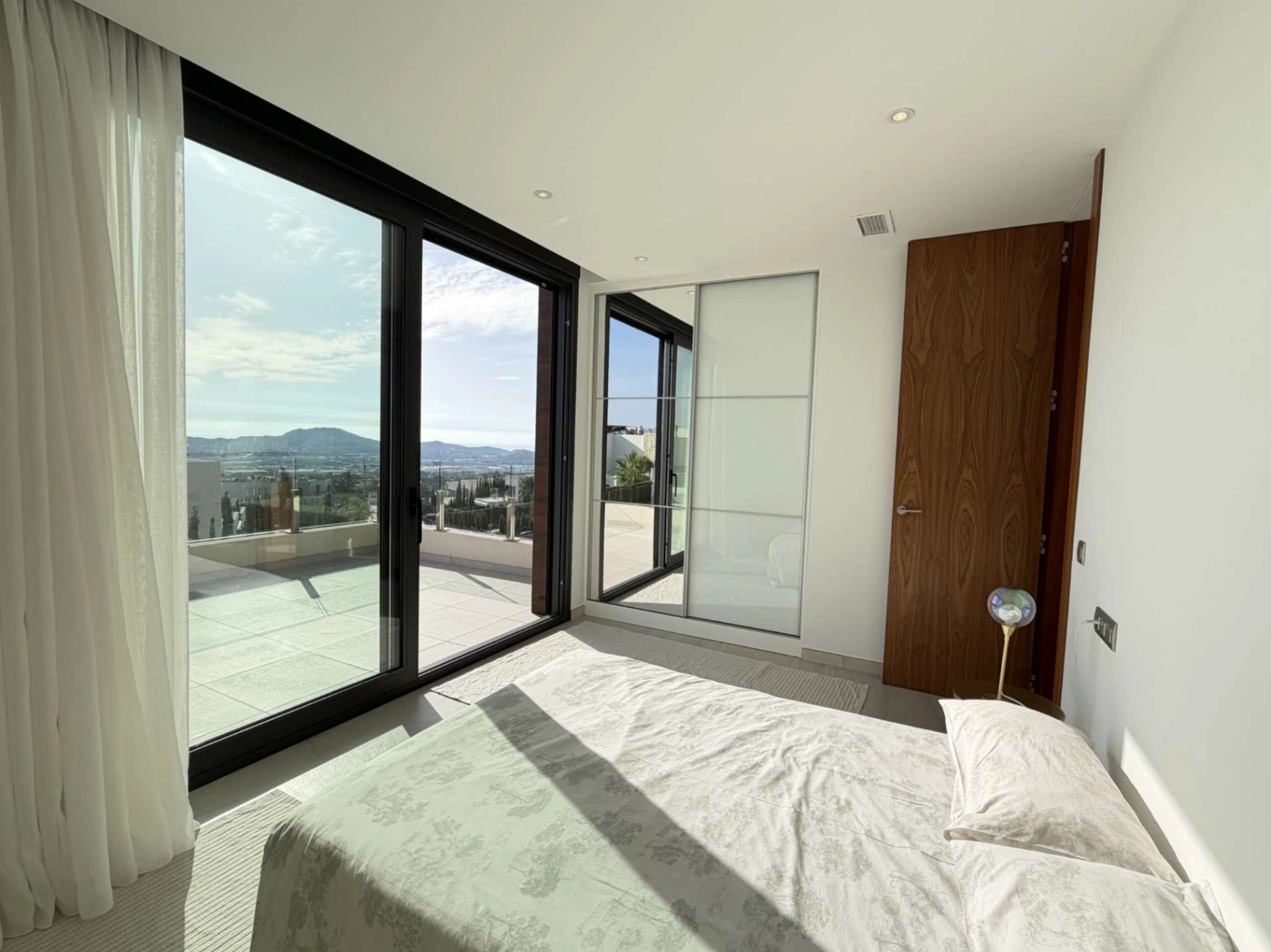 Luxuriöse zeitgenössische Villa mit Meerblick in Sierra Cortina Benidorm