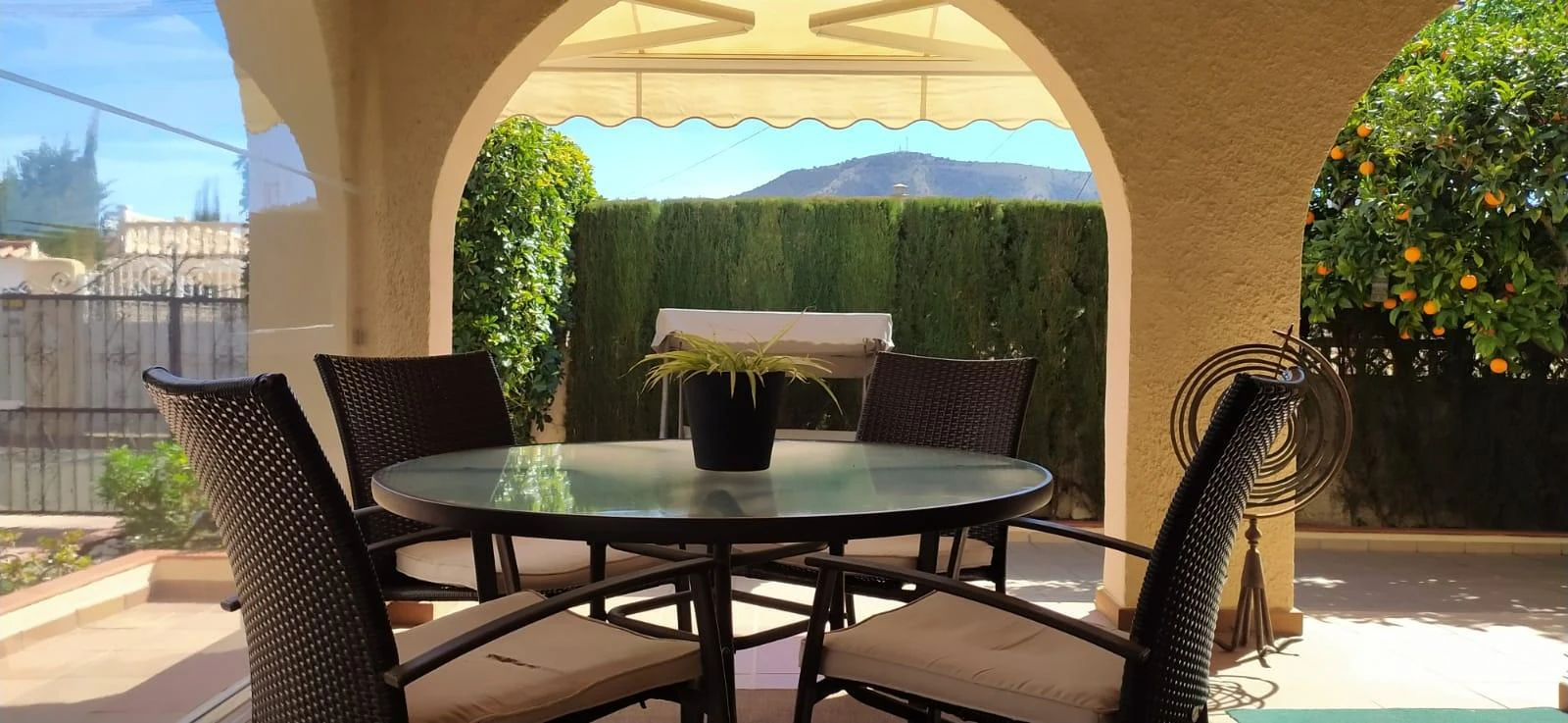 Villa independiente reformada en una planta con estudio de invitados y parcela privada en El Albir