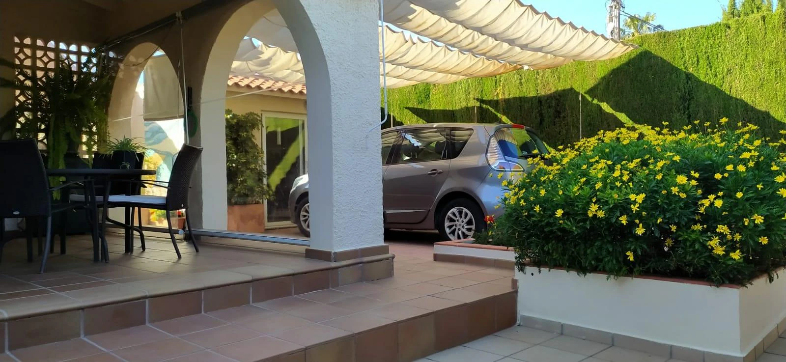 Villa independiente reformada en una planta con estudio de invitados y parcela privada en El Albir