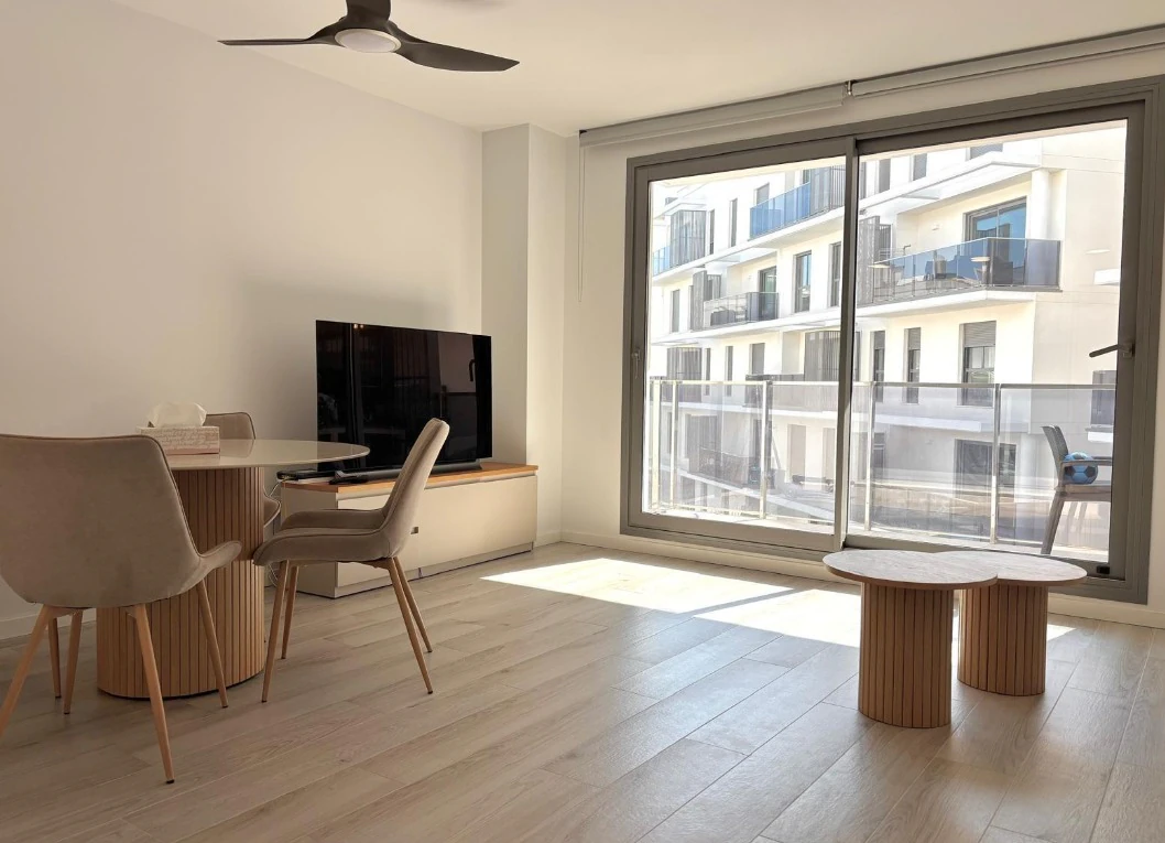 Nieuwbouw appartement met zonnig terras, op enkele stappen van de haven en het strand in Dénia.