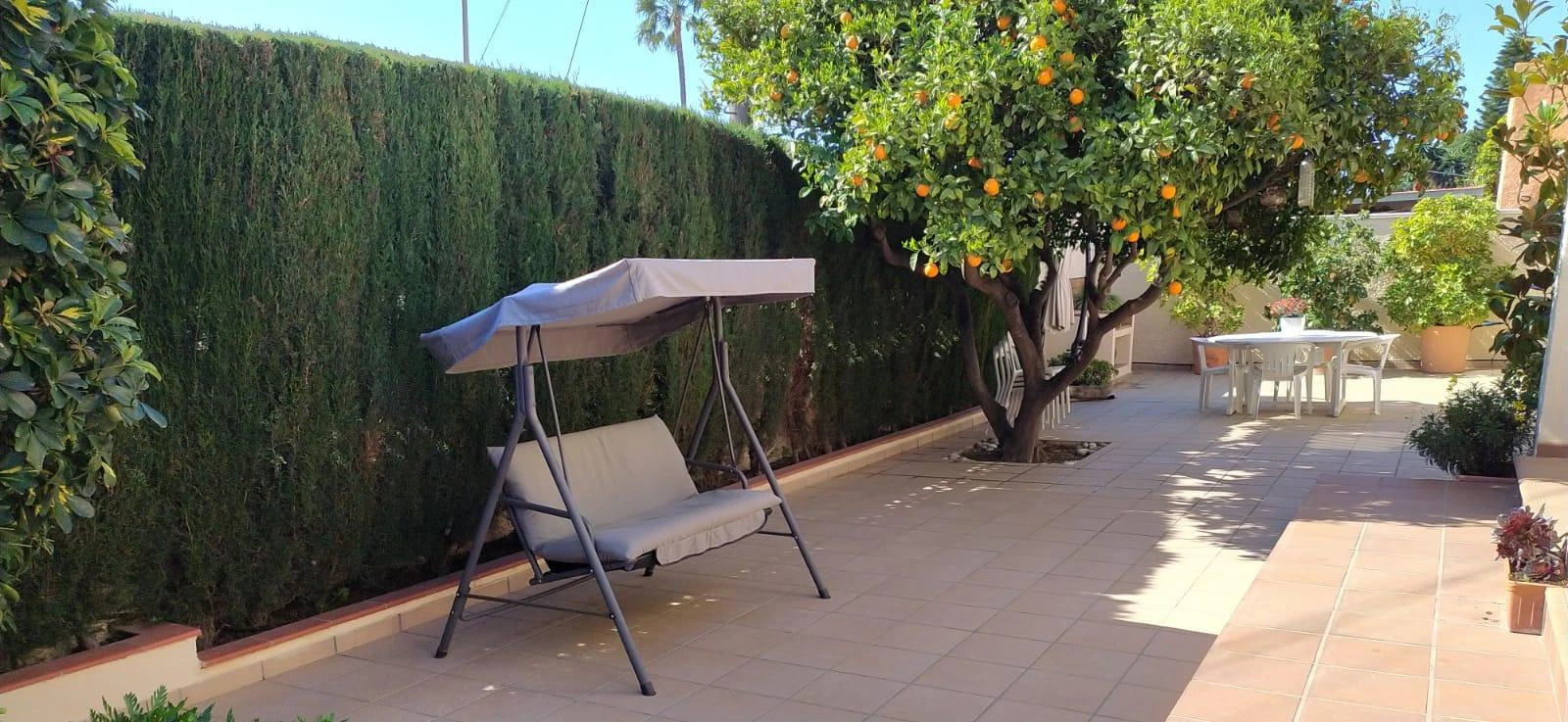 Villa independiente reformada en una planta con estudio de invitados y parcela privada en El Albir